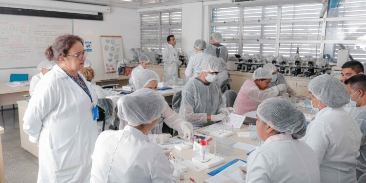 Hemoam qualifica profissionais do interior em hemoterapia