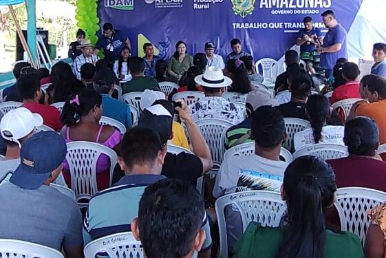 Governo do Amazonas entrega mais de R$ 1,5 milhão em fomento para agricultores de Manacapuru