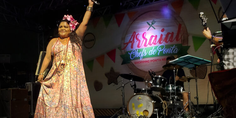 Márcia Siqueira agita o público cantando repertório inédito