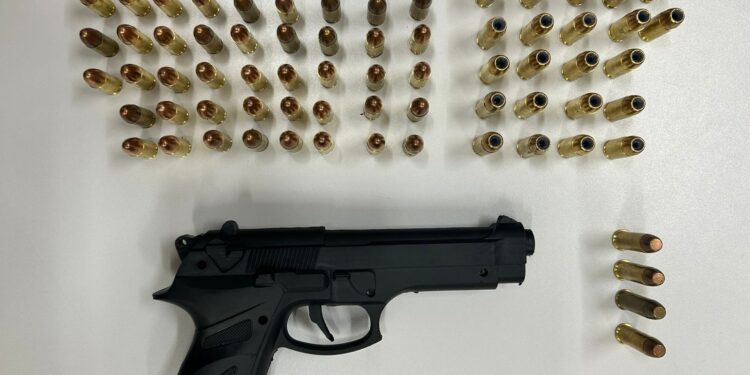 Manaus: Adolescente é apreendida com arma falsa e munição dentro de escola