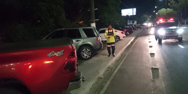 IMMU autua mais de 40 veículos por estacionamento irregular em ciclovia