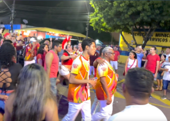 Antônio Andrade é chamado de ladrão na saída do bumbódromo
