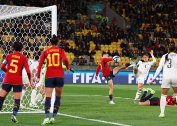 Espanha brilha, faz 3 gols em 6 minutos e bate Costa Rica na estreia