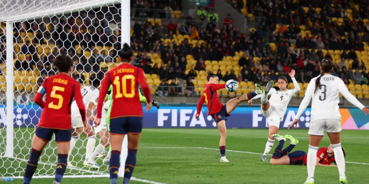 Espanha brilha, faz 3 gols em 6 minutos e bate Costa Rica na estreia