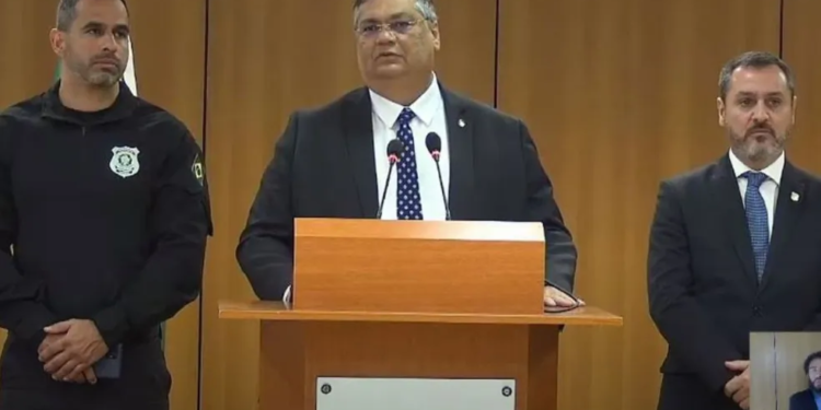 Ministro diz que AM vive crise na segurança e anuncia transferência de detentos