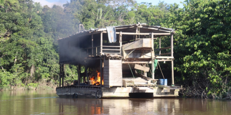 Exército localiza 28 balsas utilizadas no garimpo ilegal na região do Vale do Javari (AM)