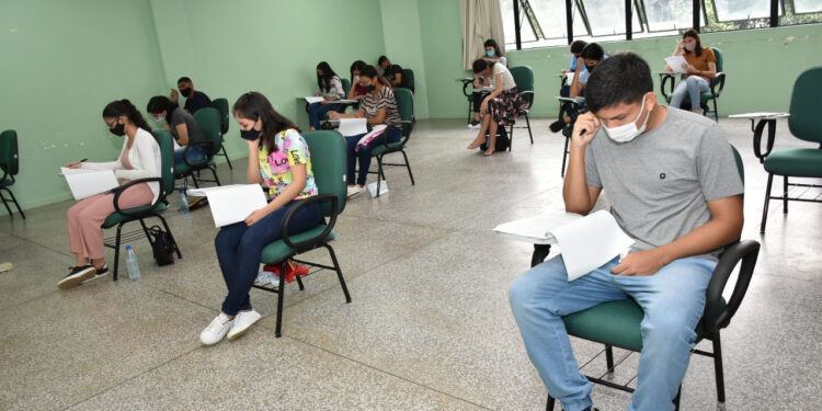 Prazo para solicitar isenção das taxas de inscrição do Vestibular e SIS da UEA termina nesta sexta-feira (28/07)