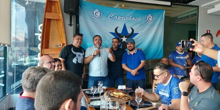 ‘Amigos do Rossy Amoedo’ comemoram bicampeonato do Caprichoso