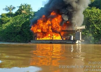 Exército e Ibama destroem balsas de garimpo ilegal no Vale do Javari (AM)
