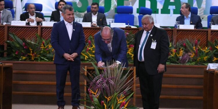 Geraldo Alckmin assina contrato de gestão do novo Centro de Bionegócios da Amazônia
