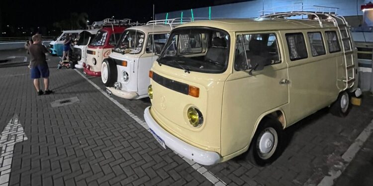 Amazonas Shopping recebe exposição de carros antigos, neste domingo (09)
