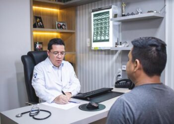 Dificuldade para urinar pode ser ocasionada pelo aumento da próstata, alerta urologista