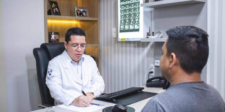 Dificuldade para urinar pode ser ocasionada pelo aumento da próstata, alerta urologista