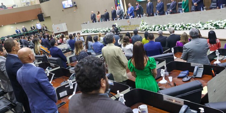 Presidente do TCE-AM prestigia homenagem ao presidente da OAB-AM
