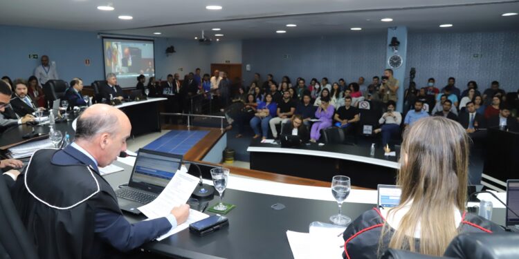 TCE determina que servidor da UEA devolva R$ 84,5 mil aos cofres públicos