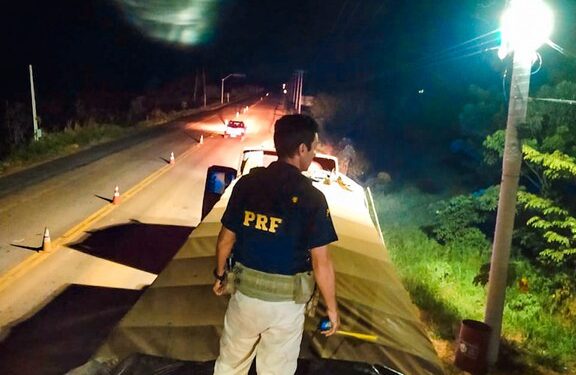 PRF apreende caminhão com madeira ilegal na BR-319, em Humaitá
