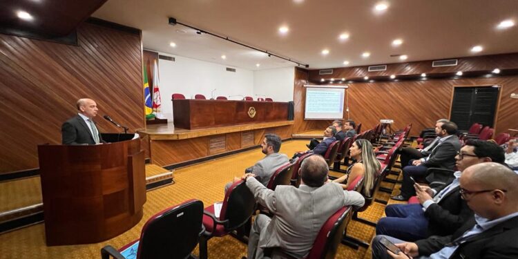 Presidente do TCE-AM ministra palestra para membros do Ministério Público