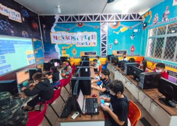 Crianças e adolescentes aprendem sobre desenvolvimento e uso responsável da IA