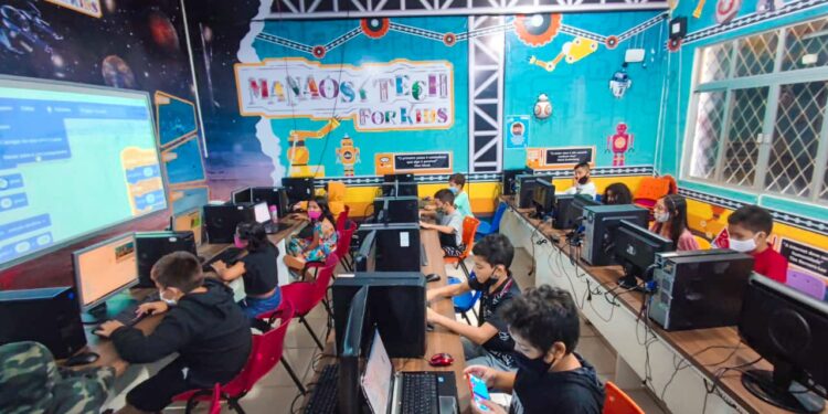 Crianças e adolescentes aprendem sobre desenvolvimento e uso responsável da IA