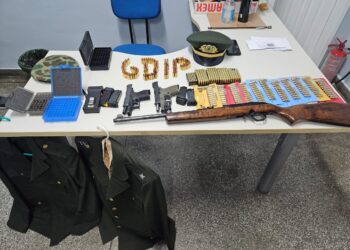 Homem se passa por capitão do Exército e acaba preso em posse de armas de fogo