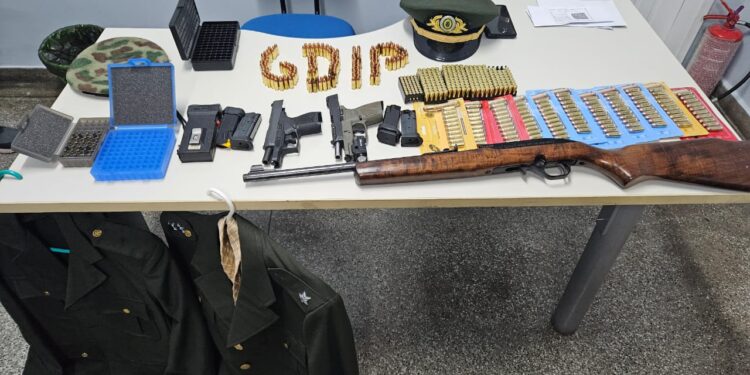 Homem se passa por capitão do Exército e acaba preso em posse de armas de fogo