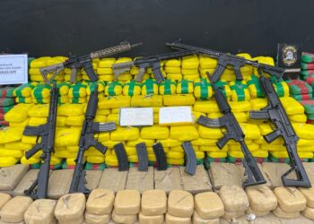 PC-AM apreende cerca de duas toneladas de drogas e sete fuzis de grosso calibre no Rio Solimões