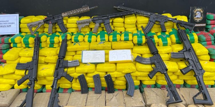 PC-AM apreende cerca de duas toneladas de drogas e sete fuzis de grosso calibre no Rio Solimões