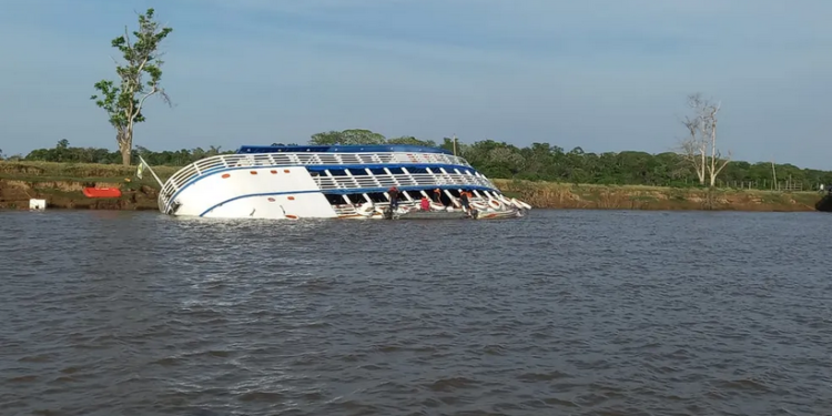 Embarcação vira no rio Amazonas; não houve desaparecidos