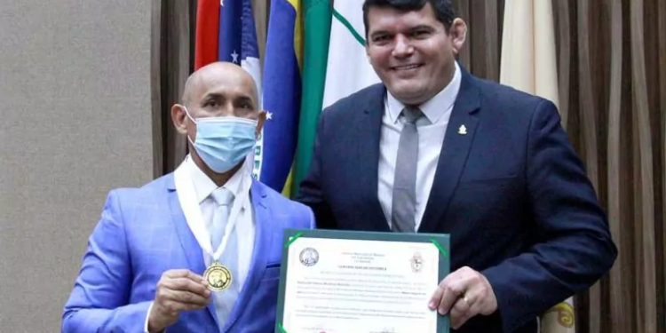 Câmara de Manaus concedeu Medalha de Ouro a policial preso neste domingo (20/08)