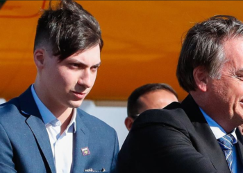 Filho de Bolsonaro, Jair Renan é alvo de operação e tem celular apreendido