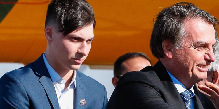 Filho de Bolsonaro, Jair Renan é alvo de operação e tem celular apreendido
