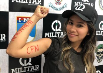 Estudantes comemoram aprovação em concurso para fuzileiras navais da Marinha