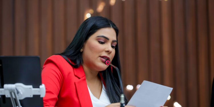 Lei que protege mães solo contra discriminação no trabalho é sancionada