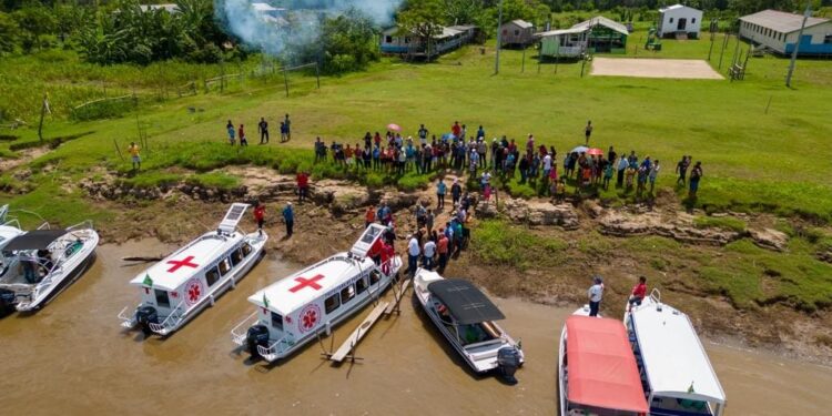 Prefeito de Parintins reforça estrutura de saúde na zona rural com ambulanchas