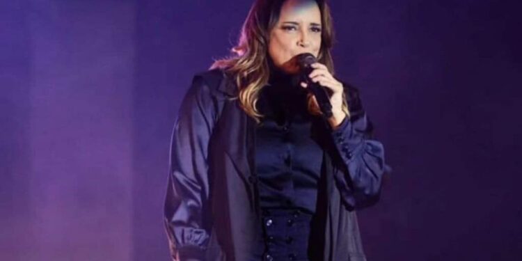 Ana Carolina presenteia público manauara com sucessos de Cássia Eller