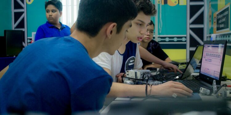 Crianças e adolescentes aprendem sobre desenvolvimento e uso responsável da Inteligência Artificial
