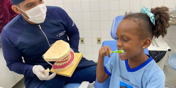 Hapvida Interodonto oferece atendimento odontológico gratuito para crianças da escola de Irmã Dulce