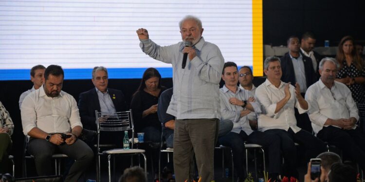 Lula diz que polícia não pode confundir pessoas pobres com bandidos