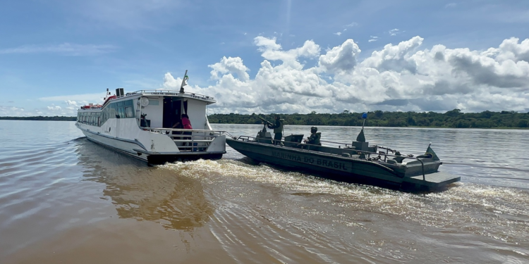 Marinha fiscaliza as ‘estradas da Amazônia’