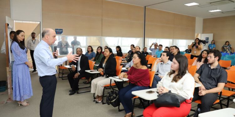 Residentes aprovados em processo seletivo iniciam atividades no TCE-AM