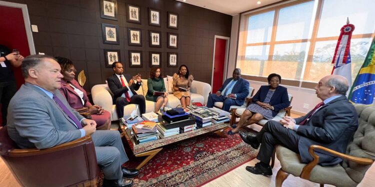 TCE-AM recebe presidente e comitiva de técnicos do Tribunal Administrativo de Moçambique para troca de experiências