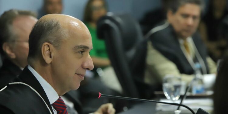 TCE-AM prorroga validade de concurso público por mais dois anos