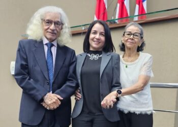 Secretária de Tecnologia do TCE recebe homenagem da Aleam