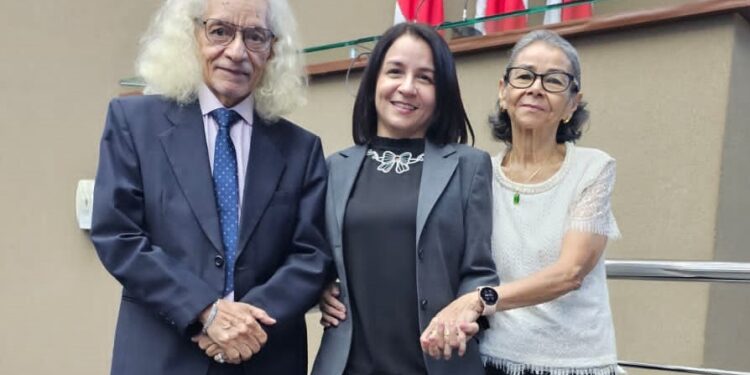 Secretária de Tecnologia do TCE recebe homenagem da Aleam