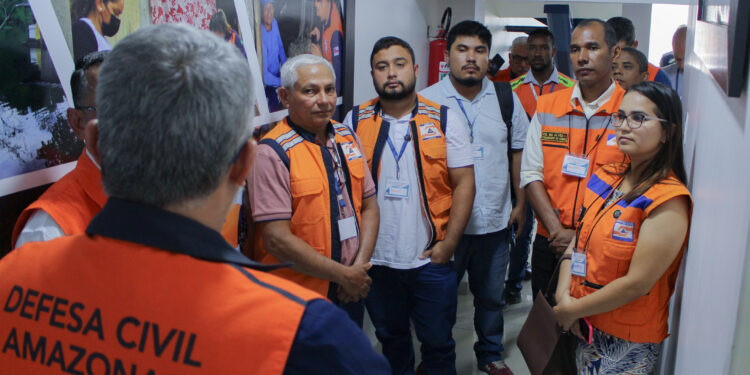 Representantes das defesas civis da região Norte visitam a sede da Defesa Civil do Amazonas para troca de experiências