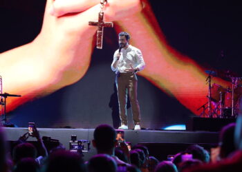 Na última noite de #SouManaus2023, Padre Fábio de Melo conduz multidão a momento de fé