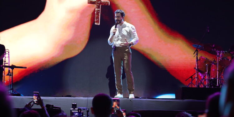 Na última noite de #SouManaus2023, Padre Fábio de Melo conduz multidão a momento de fé