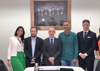 Quatro novos servidores aprovados em concurso público tomam posse no TCE-AM