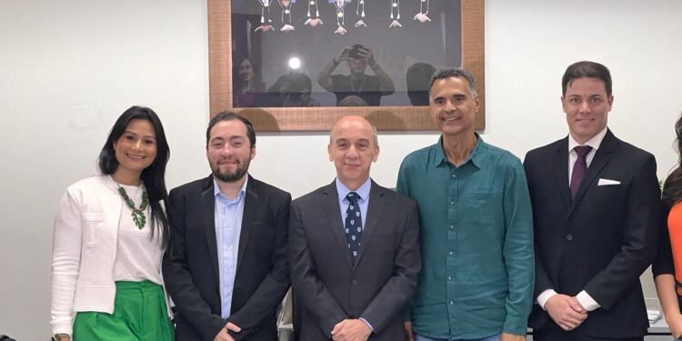 Quatro novos servidores aprovados em concurso público tomam posse no TCE-AM