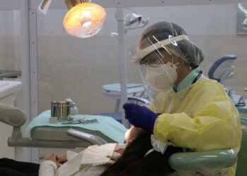 Nilton Lins oferece atendimentos odontológicos para comunidade em Manaus